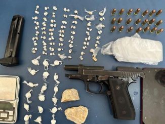 Uma pistola, munições e drogas foram apreendidas durante as diligências, realizadas em conjunto com policiais militares