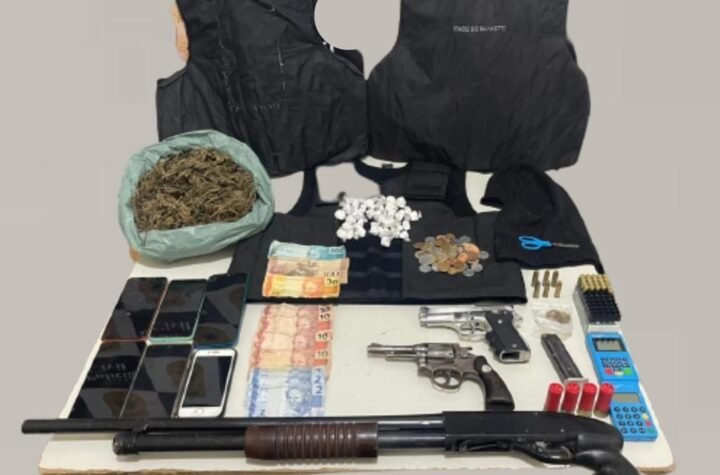 Espingarda, revolver, pistola, coletes e drogas foram encontrados na madrugada desta quinta-feira (11), em Juazeiro.