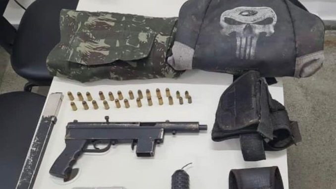De acordo com o subcomandante, o criminoso que estava com a arma era de Salvador e se escondia naquela região.