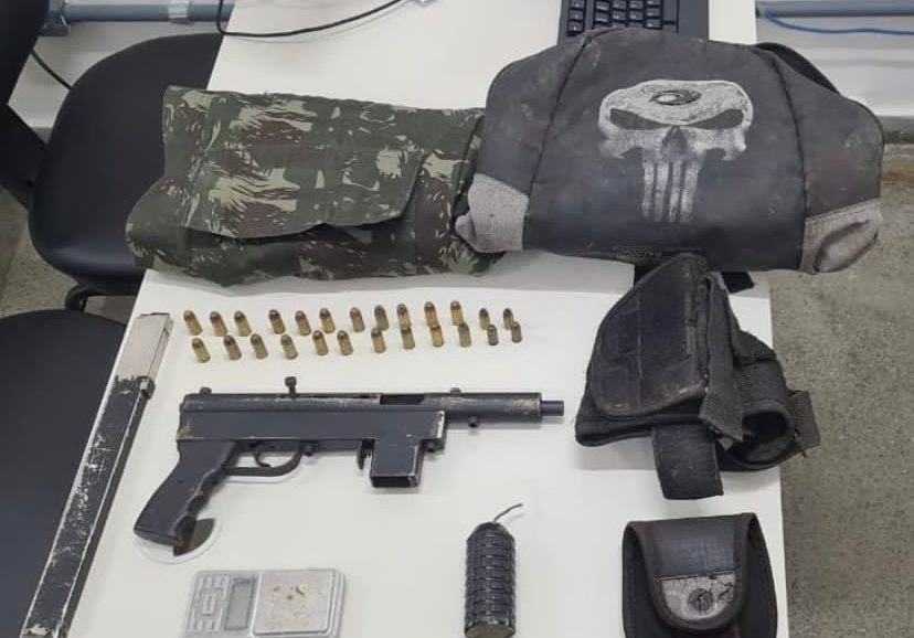 De acordo com o subcomandante, o criminoso que estava com a arma era de Salvador e se escondia naquela região.