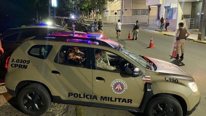 Um homem foi preso em flagrante pelos crimes de adulteração de sinal identificador e desobediência