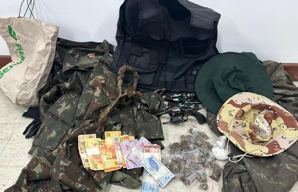 Com o criminoso foram apreendidos um revólver, munições, drogas e roupas camufladas.