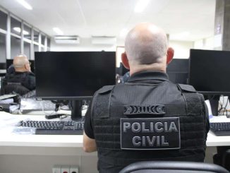 Além de ser autuado por estelionato e associação criminosa, ele também teve um mandado de prisão cumprido por dívida de pensão alimentícia