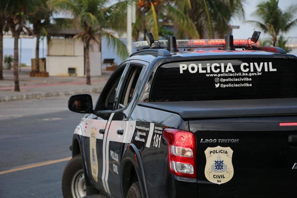 Um revólver, celulares e porções de cocaína e maconha foram apreendidos