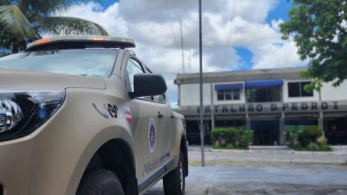 Assaltantes e receptador são presos em Camaçari Celulares das vítimas, uma motocicleta roubada e um simulacro de arma de fogo foram apreendidos pelo 12º BPM.