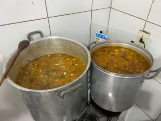 Distribuição de alimentos aconteceu na noite da quarta-feira (21) e aqueceu a noite de população vulnerável no primeiro dia do inverno.