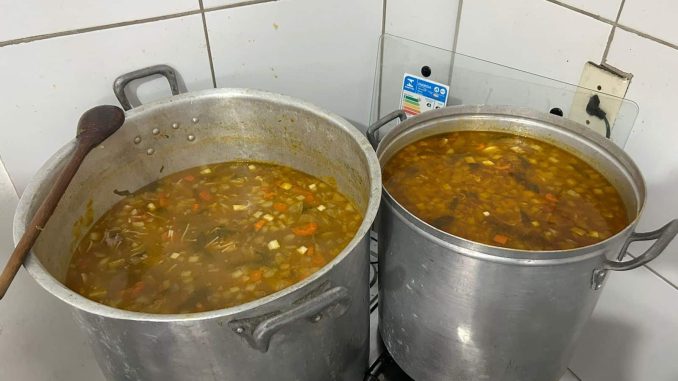 Distribuição de alimentos aconteceu na noite da quarta-feira (21) e aqueceu a noite de população vulnerável no primeiro dia do inverno.