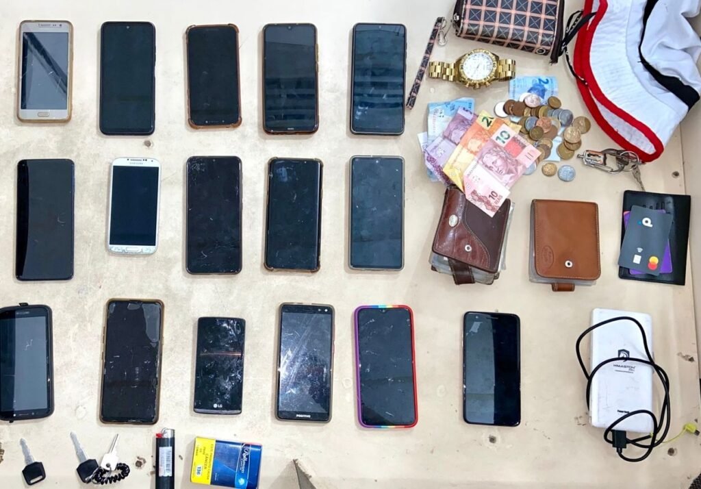 Dois criminosos foram presos em flagrante, na noite de quinta-feira (29), com os smartphones.