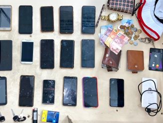Dois criminosos foram presos em flagrante, na noite de quinta-feira (29), com os smartphones.