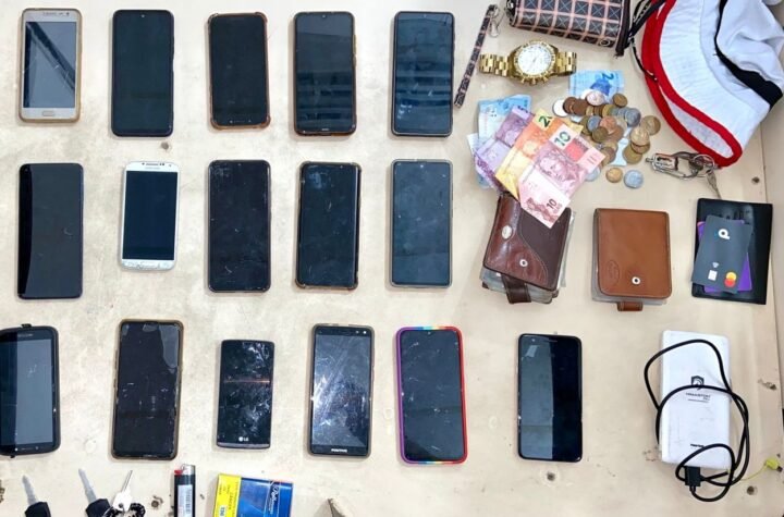 Dois criminosos foram presos em flagrante, na noite de quinta-feira (29), com os smartphones.