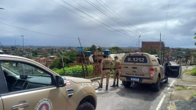 Equipes do 12° BPM, da Rondesp RMS, da Cipe Polo Industrial e do Batalhão de Choque reforçam as ações ostensivas.