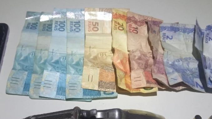 As ações distintas ocorreram neste domingo (11), nas cidades de Uauá. Um revólver foi apreendido.