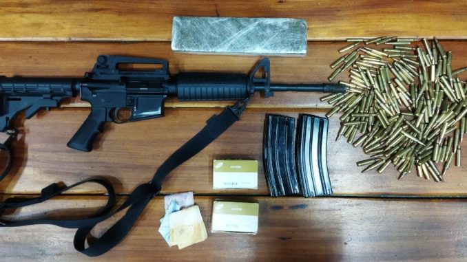 Criminosos foram abordados no Centro da cidade, quando passavam em um veículo modelo Corolla.