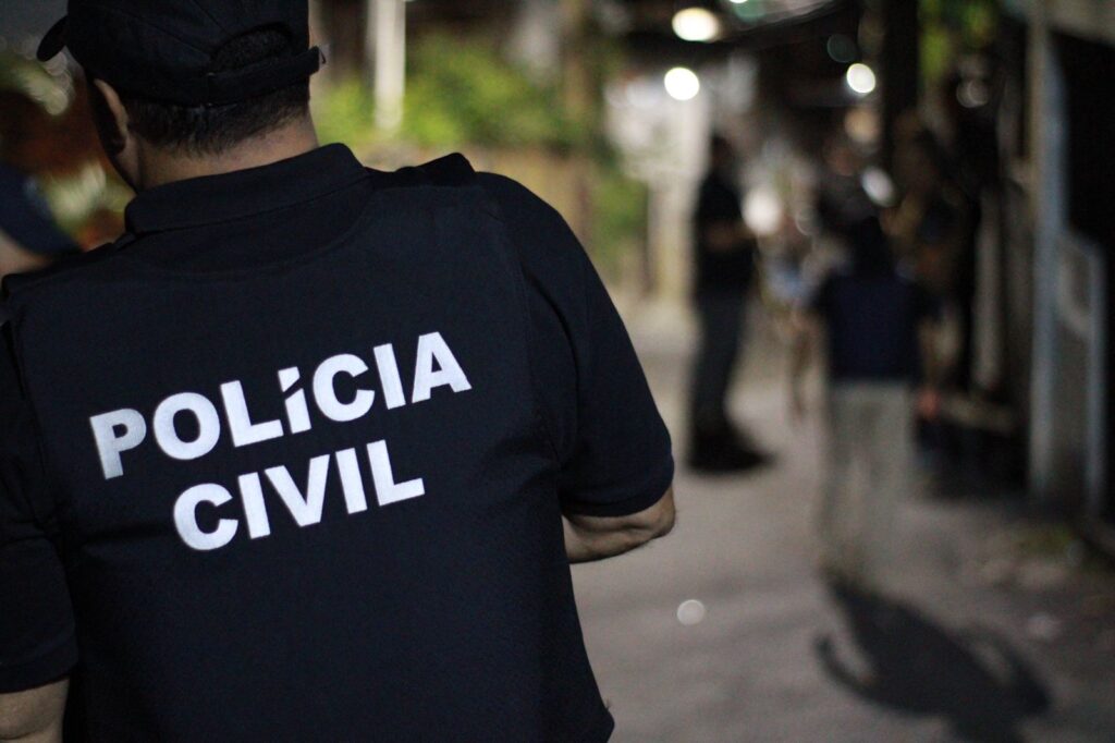 Um revólver calibre 38, municiado, foi apreendido com o suspeito e encaminhado à perícia