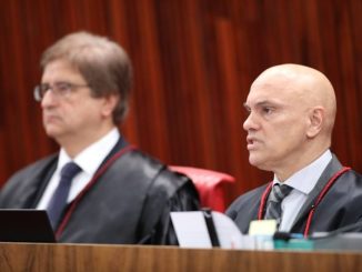 Ex-presidente é acusado de uso indevido dos meios de comunicação e abuso do poder político por reunião com embaixadores