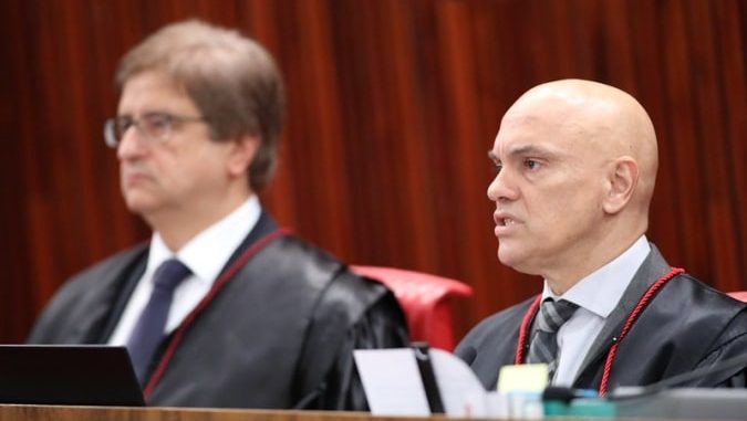 Julgamento que pode tornar Bolsonaro inelegível é suspenso Ex-presidente é acusado de uso indevido dos meios de comunicação e abuso do poder político por reunião com embaixadores