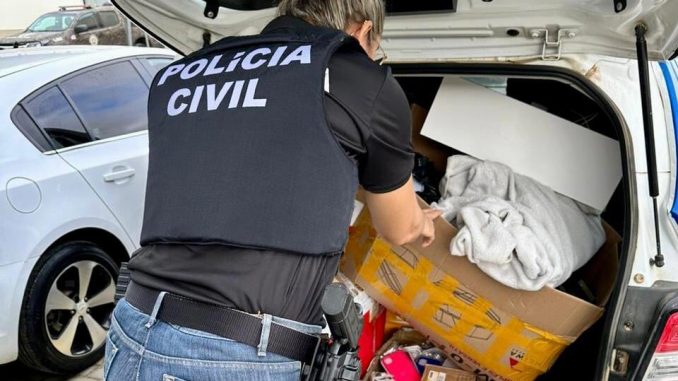 O homem estava com mais de 300 celulares sem comprovação de origem. Ele foi autuado por receptação