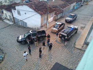 Ele foi flagrado com vinte cédulas de R$50 falsificadas que recebeu pelo Correios