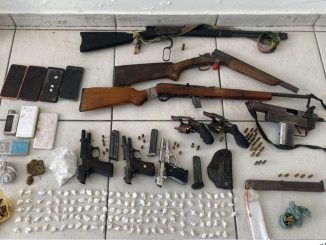 Pistolas, revólveres, carregadores, munições e drogas também foram encontrados pela Rondesp Chapada.