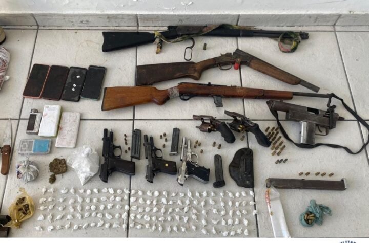 Pistolas, revólveres, carregadores, munições e drogas também foram encontrados pela Rondesp Chapada.
