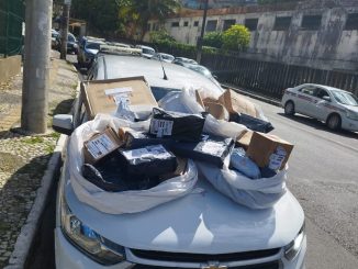 Sessenta e uma encomendas roubadas pelos criminosos foram devolvidas ao veículo de transporte.