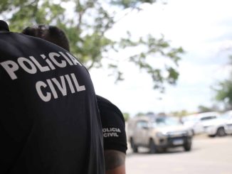 Porções de maconha e cocaína foram encontradas abaixo de um piso falso, dentro da residência do casal