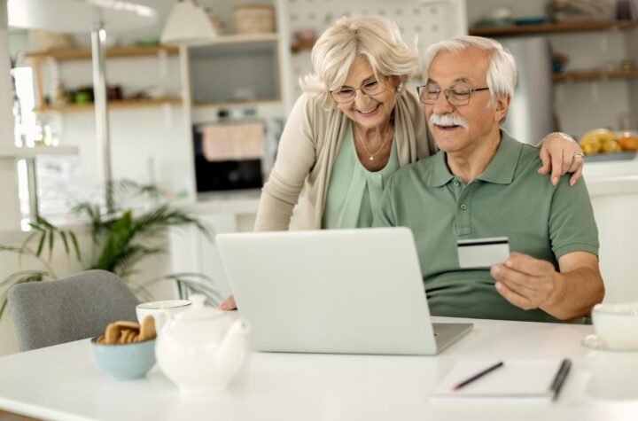 A CredFácil listou dicas importantes para que aposentados não entrem na lista de inadimplentes e consigam equilibrar as contas.