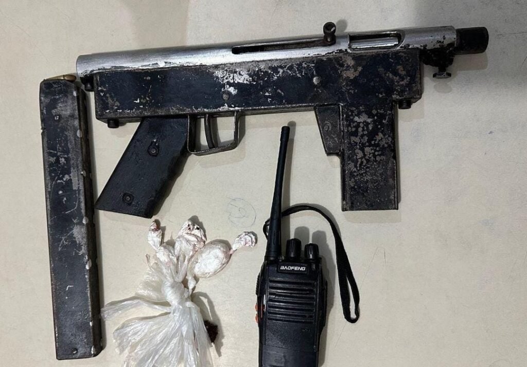 Um rádio comunicador e porções de cocaína também foram achados com o traficante.