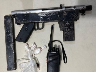 Um rádio comunicador e porções de cocaína também foram achados com o traficante.