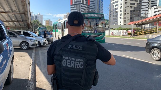 Ele foi encontrado, com dois comparsas, no bairro do Cabula, com os celulares roubados durante o crime