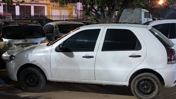 Os homens roubaram uma loja de celulares. Sete aparelhos foram recuperados.