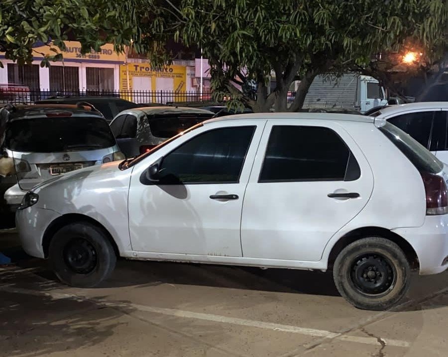 Os homens roubaram uma loja de celulares. Sete aparelhos foram recuperados.