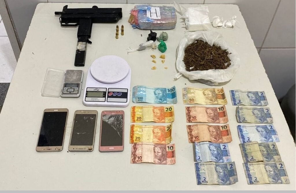 O flagrante ocorreu o bairro de Itaberaba, neste domingo (30). Além da arma, drogas também foram encontradas.