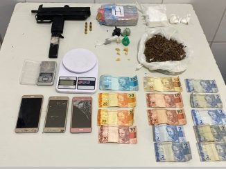 O flagrante ocorreu o bairro de Itaberaba, neste domingo (30). Além da arma, drogas também foram encontradas.