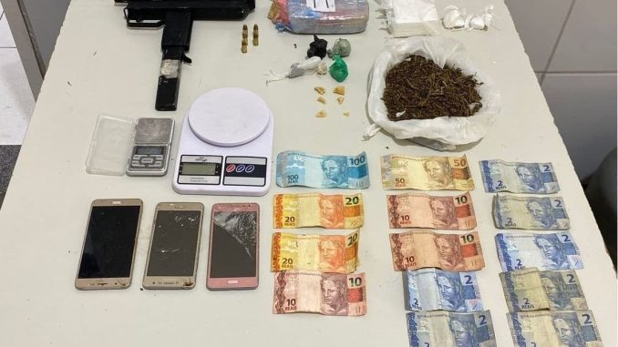 O flagrante ocorreu o bairro de Itaberaba, neste domingo (30). Além da arma, drogas também foram encontradas.