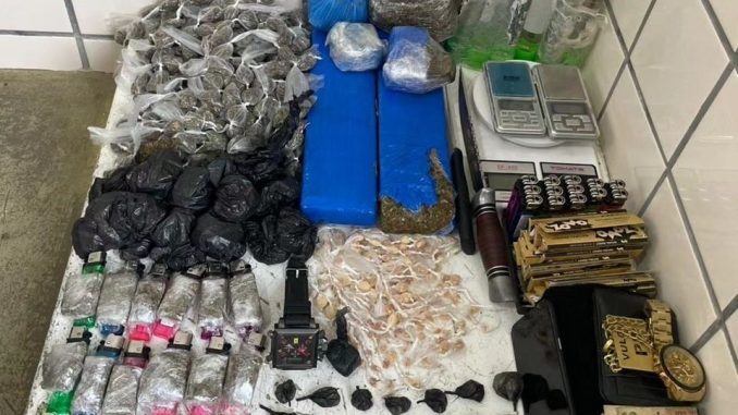 Uma dupla que estava com os entorpecentes correu, conseguiu escapar e está sendo procurada.