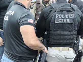 Investigadores perseguiram os assaltantes, que se desfizeram dos produtos e fugiram