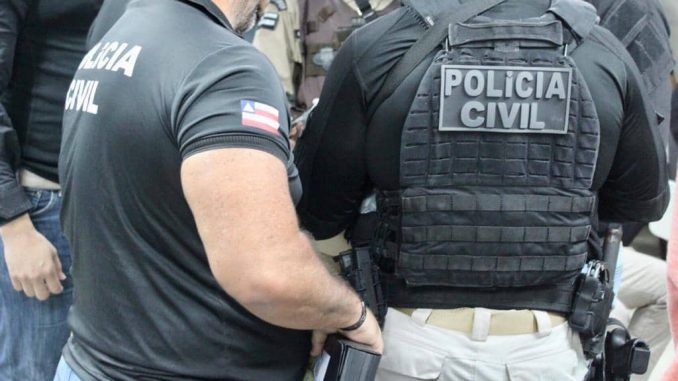 Investigadores perseguiram os assaltantes, que se desfizeram dos produtos e fugiram