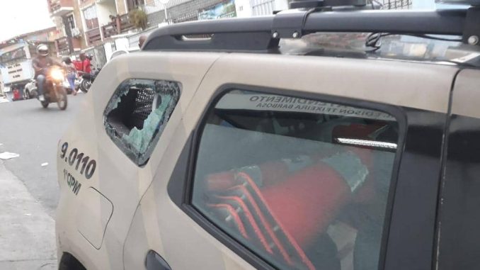 Cerca de 300 porções de maconha, cocaína e crack foram apreendidas. Um dos criminosos possuía mandado de prisão.