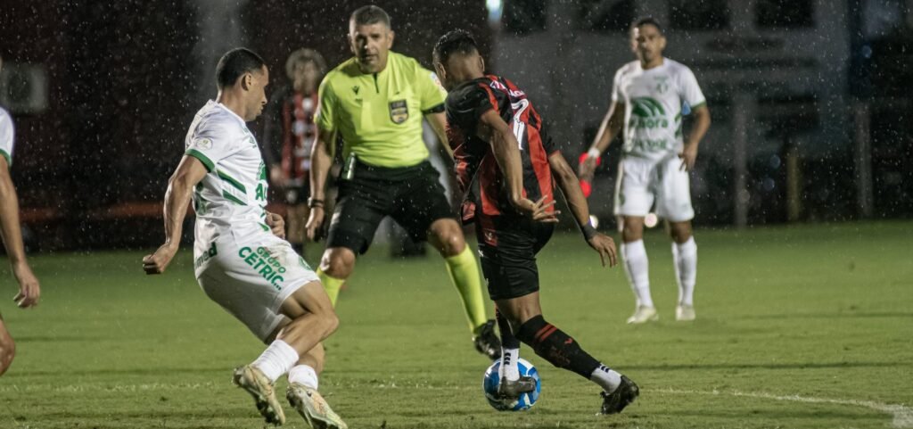 Léo Gamalho fez o único gol da partida no Barradão; Leão foi a 37 pontos, um a mais do que o vice-líder Novorizontino