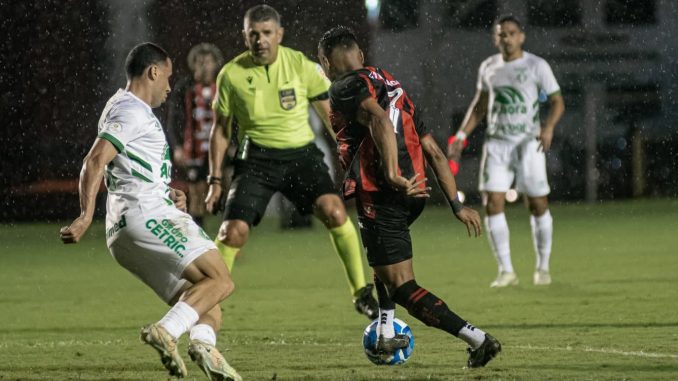 Vitória volta a liderar o Campeonato Brasileiro Série B Léo Gamalho fez o único gol da partida no Barradão; Leão foi a 37 pontos, um a mais do que o vice-líder Novorizontino