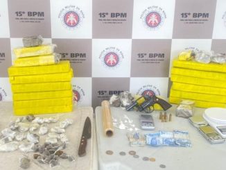 Além da droga, um revólver também foi encontrado com o homem que tentou fugir das equipes.