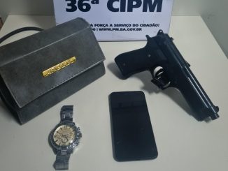 Com eles, os policiais apreenderam uma réplica de pistola