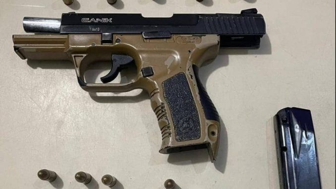 O homem foi encontrado na localidade de Morada do Porto e possuía três mandados de prisão.