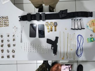 Na ação, os policiais apreenderam uma pistola, faca, 73 munições e drogas