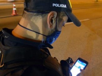 Para aquisição de uma carteira de motorista lícita é necessário ser aprovado em várias etapas, o que incluí provas teóricas e práticas. Esses exames exigem leitura e escrita, tanto para quem vai tirar a carteira nacional de habilitação pela primeira vez, como para quem vai renovar.