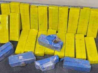 O homem flagrado com o entorpecente tentou correr ao perceber a presença policial, mas acabou preso.