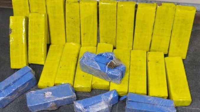 Vinte e sete tabletes de maconha são encontrados em Feira de Santana O homem flagrado com o entorpecente tentou correr ao perceber a presença policial, mas acabou preso.