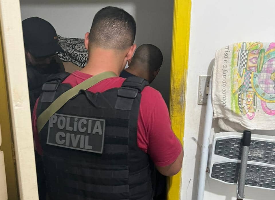 O homem fugiu após os disparos, porém as imagens de câmeras de segurança do estabelecimento registraram o crime