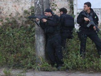 Vitor Eduardo Santos Dantas respondia aos crimes de tráfico de drogas e porte ilegal de arma de fogo. Com ele foi apreendida uma submetralhadora.